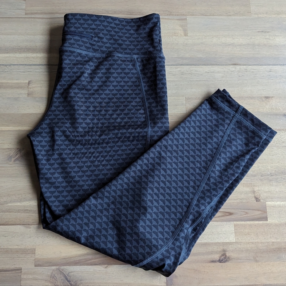 Vineyard Vines Performance Black Gray Whale Tail‎ Cropped Leggings